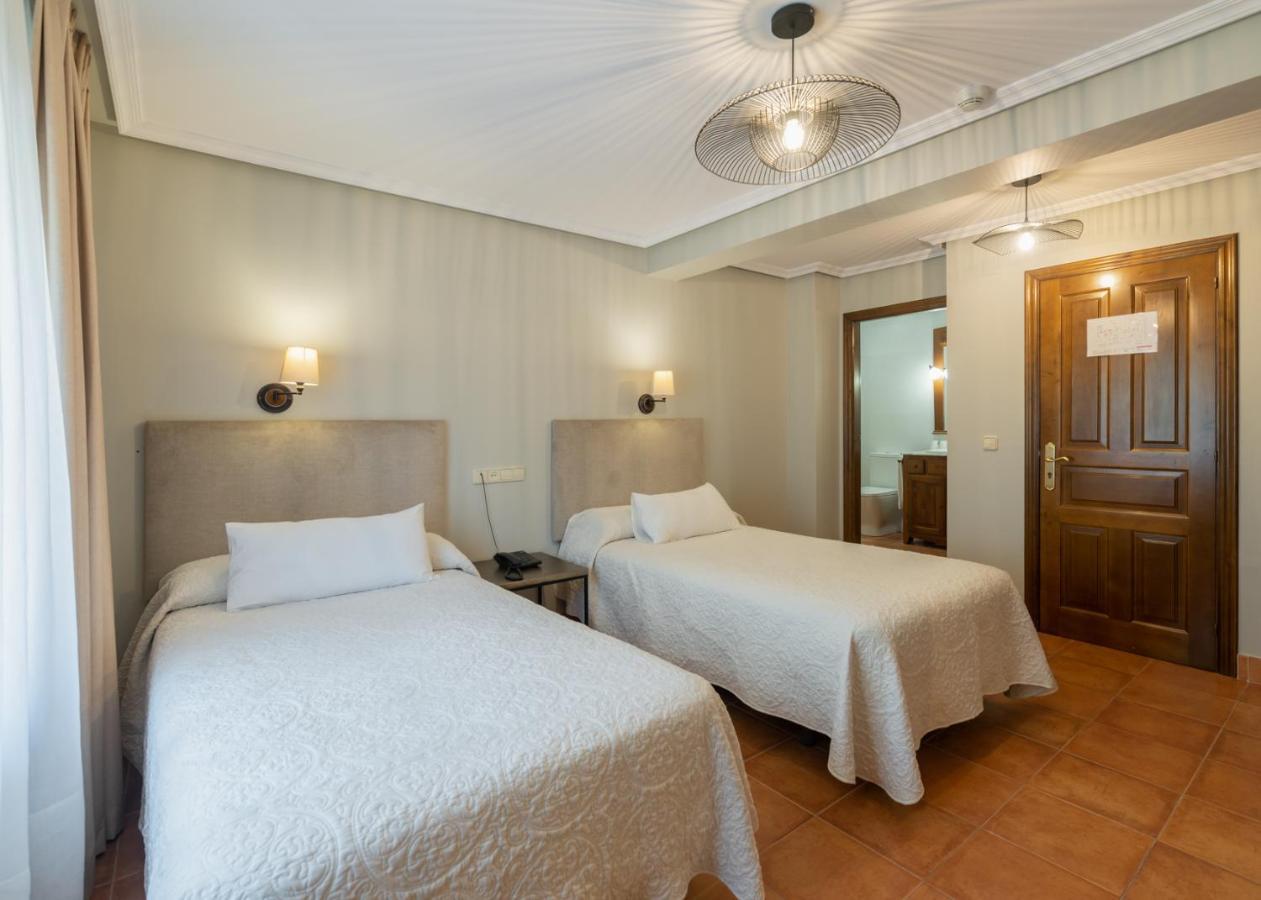 Logis Hotel Restaurante La Casa De Juansabeli Аренас-де-Кабралес Экстерьер фото