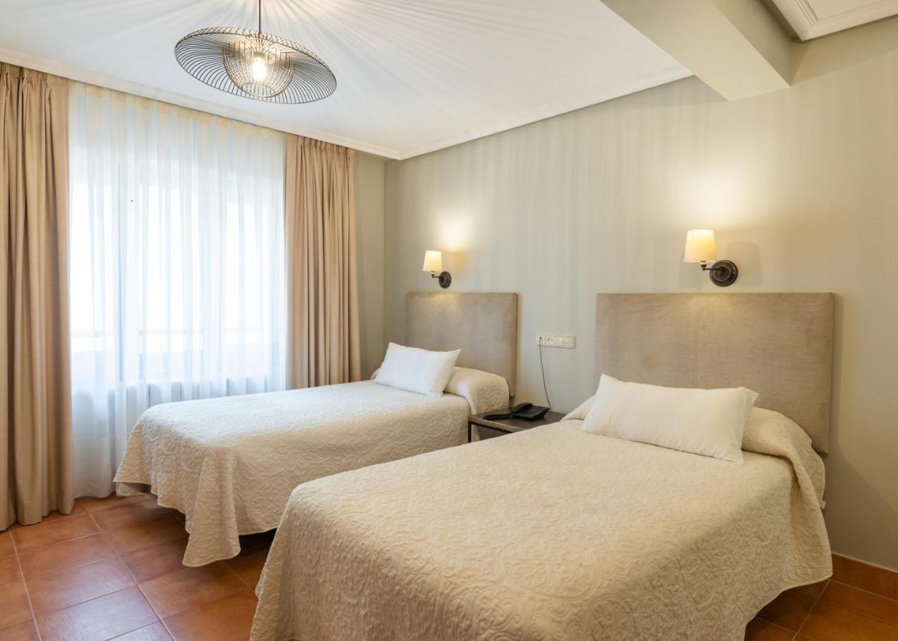 Logis Hotel Restaurante La Casa De Juansabeli Аренас-де-Кабралес Экстерьер фото