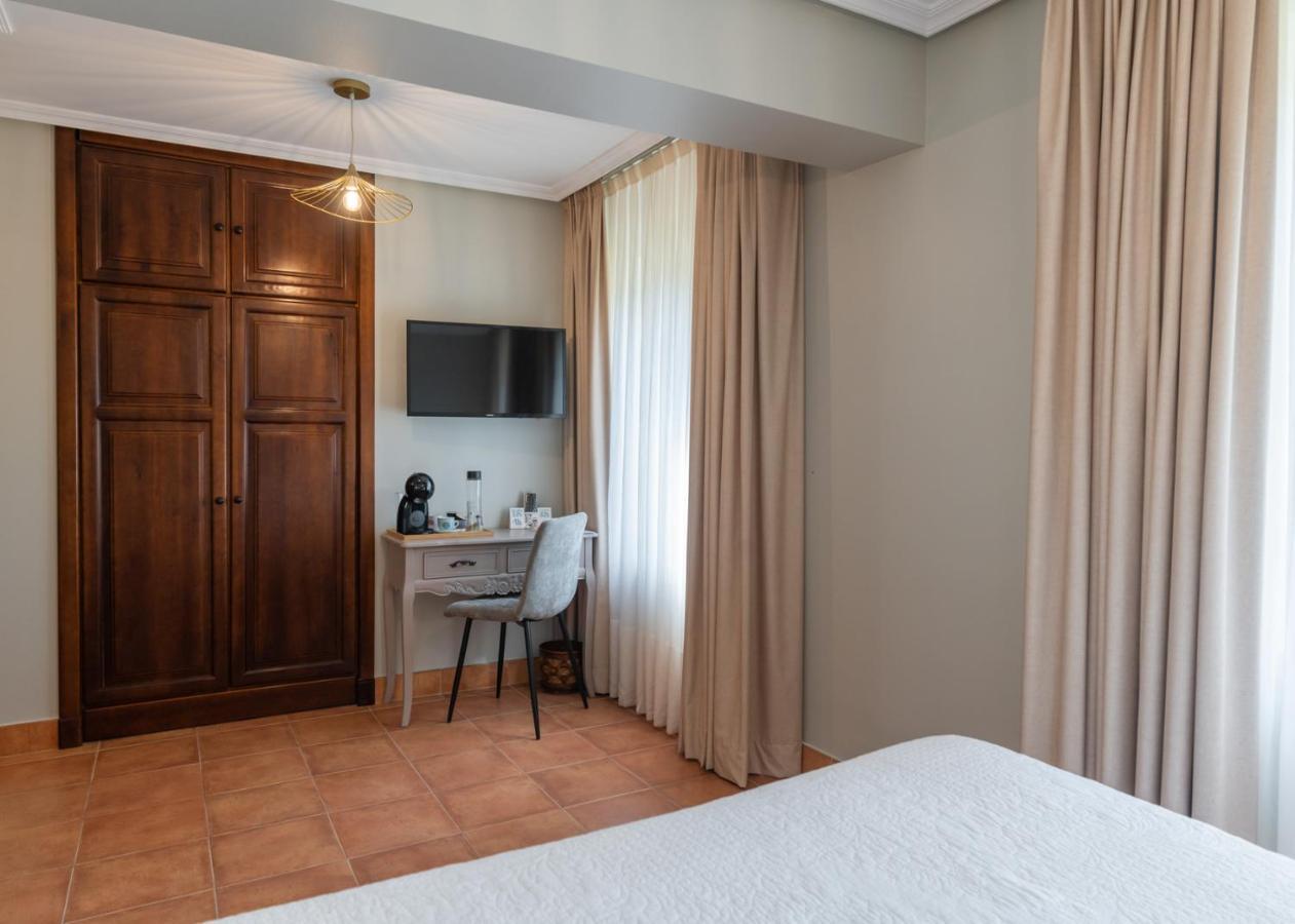 Logis Hotel Restaurante La Casa De Juansabeli Аренас-де-Кабралес Экстерьер фото